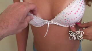 19 ane fin vye granmoun cho jèn timoun bèz ak vin yon bouch plen nan kom