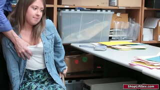 Кевытыште шем шолыштшым кучен, тудым офицер да логалте.Тудын ӱмбалне да тудо цивилизацийын изи сиська тудым ниялткалем, тудо минет ышташ манын тудо.Тудо вара тудо кӱтӱчӧ киска