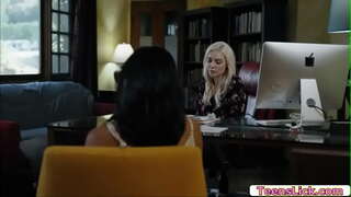 Avi Uthando nje ukubukela Kenzie Taylor enjoys licking yakhe pussy