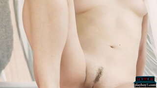 Drobna, młoda blondynka-model prezentuje swoje niesamowite stonowanych ciała waniliowe z ciepłą