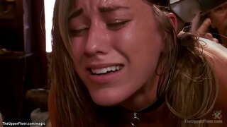 Gihigot buhok ulipon sa lingerie Rilynn Rae squating sa vibrator sa usa ka sungkod ug nagkurog sa duha ka sluts unya uban Casey Calvert gangbang giiyot sa bdsm sa partido sa Ibabaw nga Salog