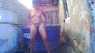 וואַשינג איבער מיין בעקן אין די נאַקעט