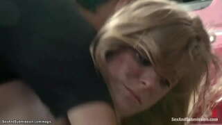 Sexy blonde Penny Pax utyelelo uphambene mechanic Tommy Pistol yena zahlangana e therapist kodwa lowo overpowers yakhe kwaye fucks kunye enkulu cock zonke phezu kwakhe-shop