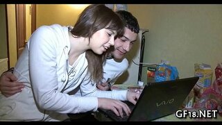 Melys-edrych yn harddwch teen yn cymryd galed 10-pwys