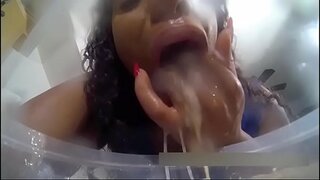 ننگی لڑکی قے قے Puking قے Gagging Barf