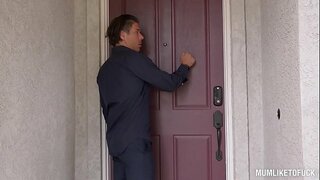 Milf Eva Notty crams a szűk punci hatalmas dick, miközben a hatalmas cicik lebegést