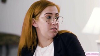 Warm blond en haar groot vennoot in misdaad beplan om op hul volgende groot teiken.Skielik,haar proef beampte kom en ondersoek haar vennoot.Hulle tree op soos&#039;n paar en bewys dit aan die beampte.Hulle begin soen en lek mekaar se poesie.