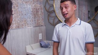 Vienna Black, Arkadaşını Annesinin Sütyeniyle Kaçarken Yakaladı!