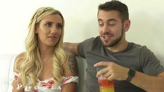 Zazavavy Te Mpivady Ny Mitaiza Kely Dick Noho Ny Fitsingerenan&#039;ny Andro Nahaterahany