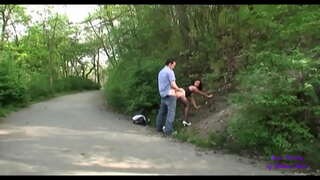 První se vzájemně dotýkají v baru a pak jdou do prdele, ve veřejných zahradách