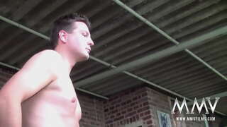 Redhead swinger kwi-pigtails Nicole S massaging wakhe omkhulu knockers, sucking ezimbini pricks kwaye yokufumana facialized kwi-threesome